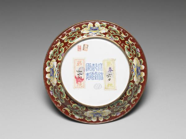 銅胎畫琺瑯紅地花卉紋盤