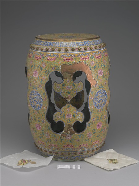 銅胎畫琺瑯黃地花草紋坐墩