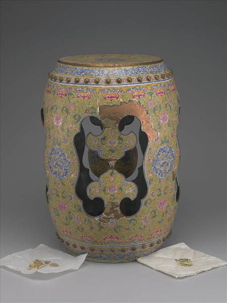 銅胎畫琺瑯黃地花草紋坐墩