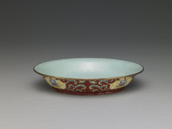 銅胎畫琺瑯紅地花卉紋盤