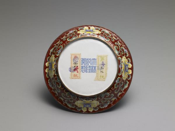 銅胎畫琺瑯紅地花卉紋盤