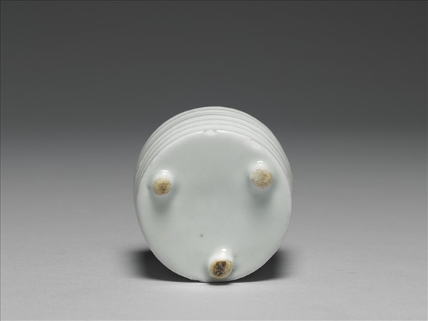 青白瓷弦紋三足爐