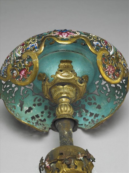 銅胎畫琺瑯鏤空花葉紋冠架