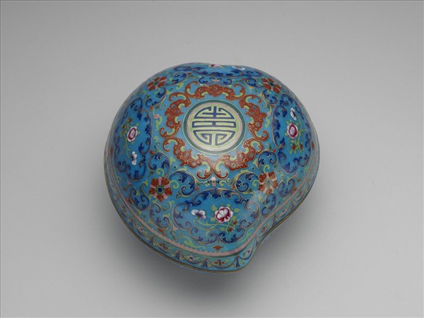 銅胎畫琺瑯桃式五福捧壽盒