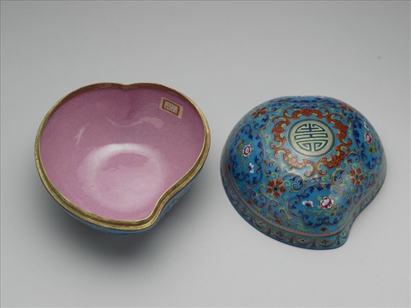 銅胎畫琺瑯桃式五福捧壽盒