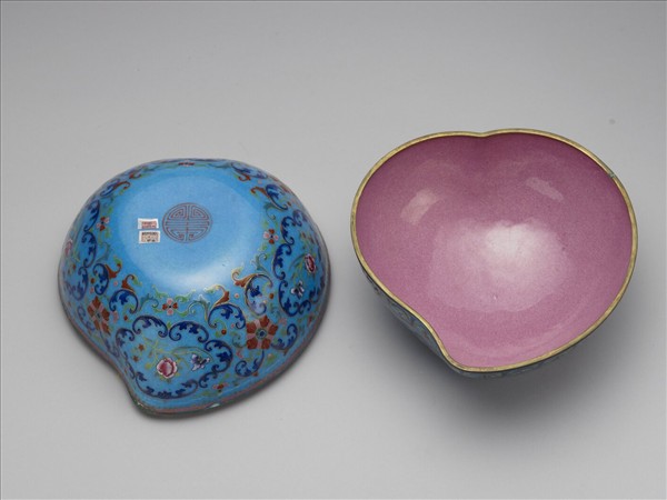 銅胎畫琺瑯桃式五福捧壽盒