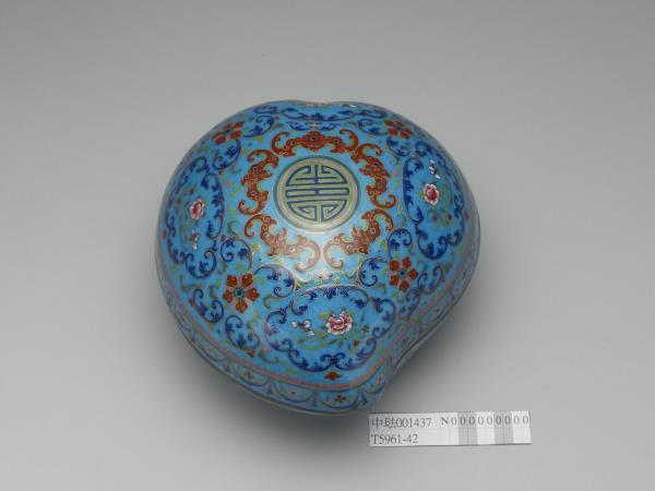 銅胎畫琺瑯桃式五福捧壽盒- 故宮
