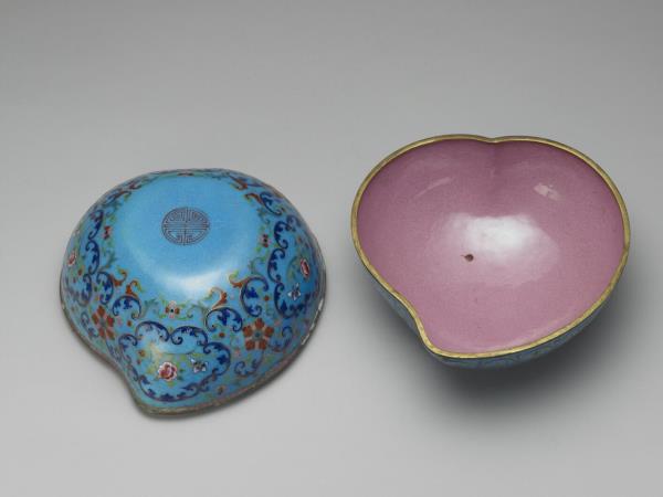 銅胎畫琺瑯桃式五福捧壽盒