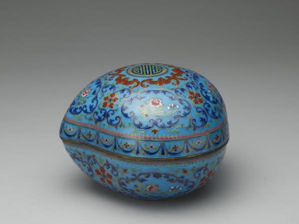 銅胎畫琺瑯桃式五福捧壽盒