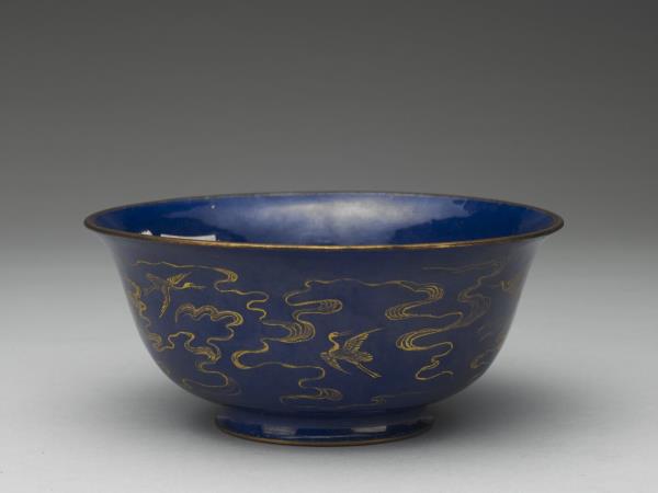 銅胎畫琺瑯藍地雲鶴紋碗