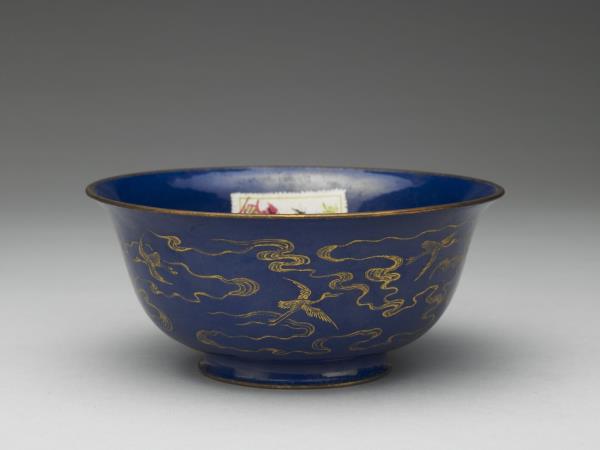 銅胎畫琺瑯藍地雲鶴紋碗