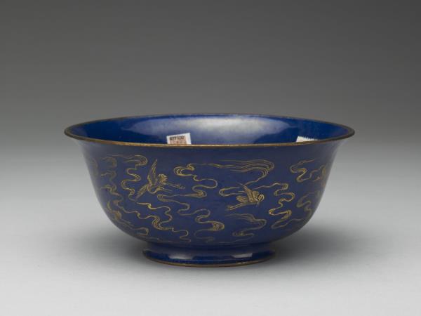 銅胎畫琺瑯藍地雲鶴紋碗