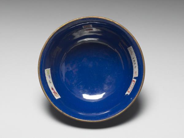 銅胎畫琺瑯藍地雲鶴紋碗