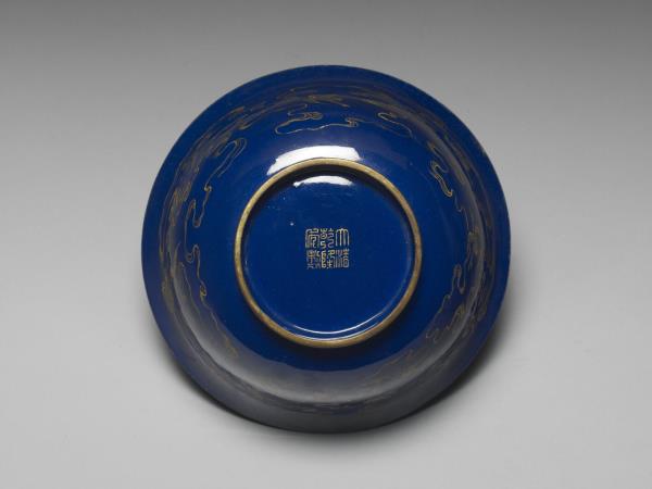 銅胎畫琺瑯藍地雲鶴紋碗