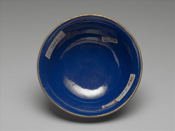 銅胎畫琺瑯藍地雲鶴紋碗