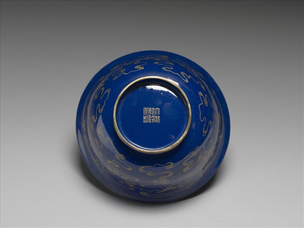 銅胎畫琺瑯藍地雲鶴紋碗