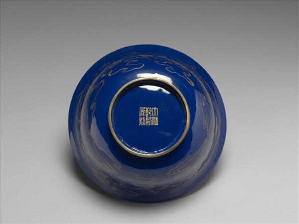 銅胎畫琺瑯藍地雲鶴紋碗