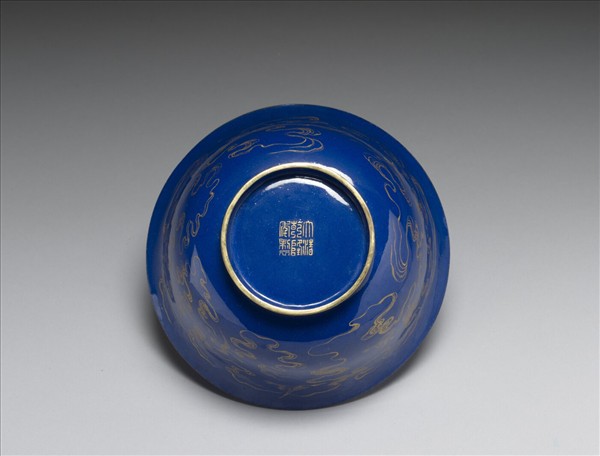 銅胎畫琺瑯藍地雲鶴紋碗