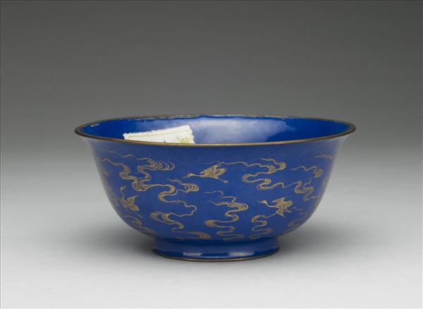 銅胎畫琺瑯藍地雲鶴紋碗