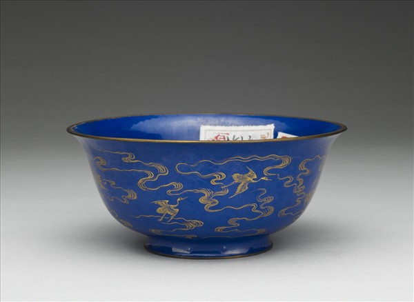 銅胎畫琺瑯藍地雲鶴紋碗