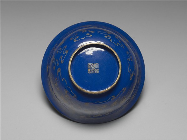 銅胎畫琺瑯藍地雲鶴紋碗