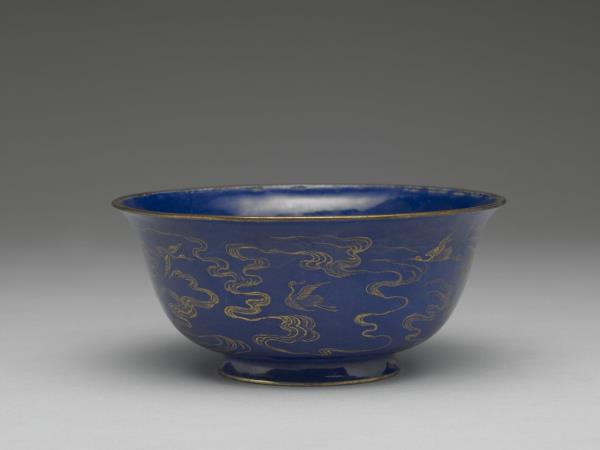 銅胎畫琺瑯藍地雲鶴紋碗