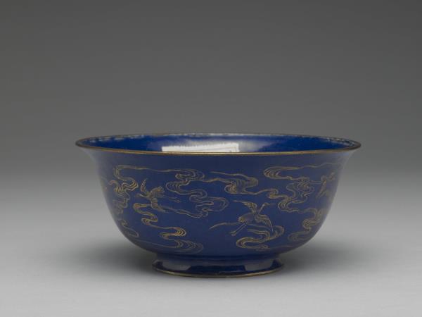 銅胎畫琺瑯藍地雲鶴紋碗