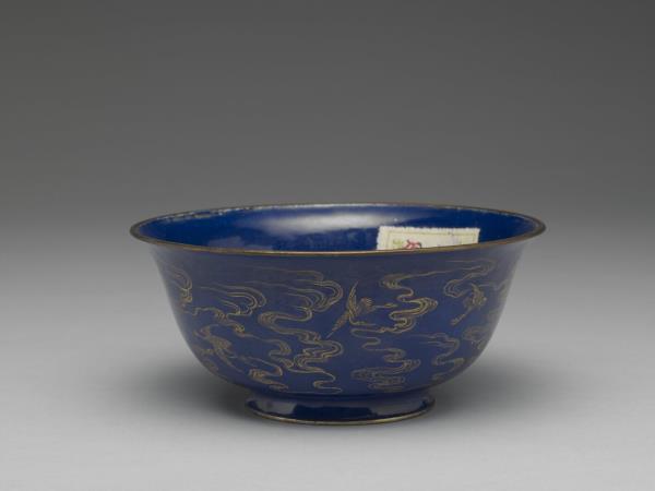 銅胎畫琺瑯藍地雲鶴紋碗