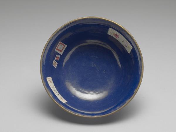 銅胎畫琺瑯藍地雲鶴紋碗