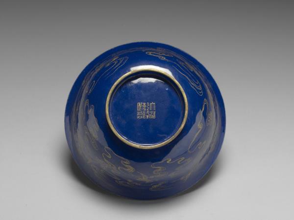 銅胎畫琺瑯藍地雲鶴紋碗