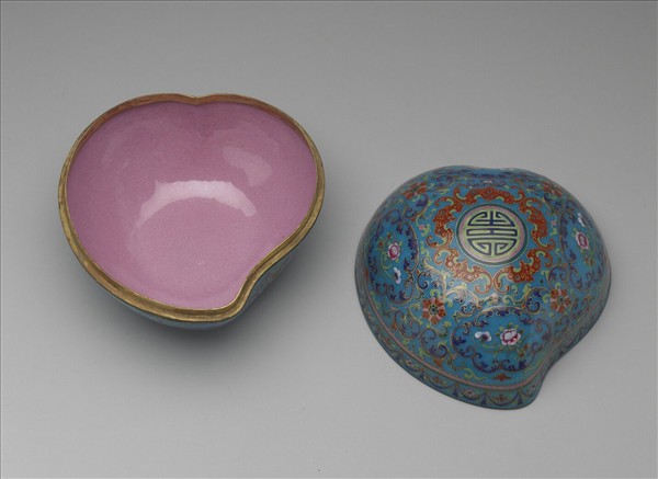 銅胎畫琺瑯桃式五福捧壽盒