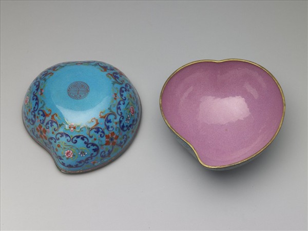 銅胎畫琺瑯桃式五福捧壽盒