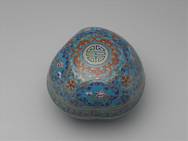 銅胎畫琺瑯桃式五福捧壽盒