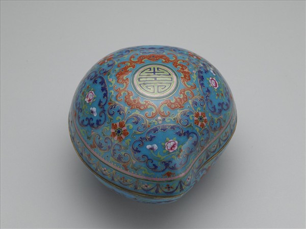 銅胎畫琺瑯桃式五福捧壽盒