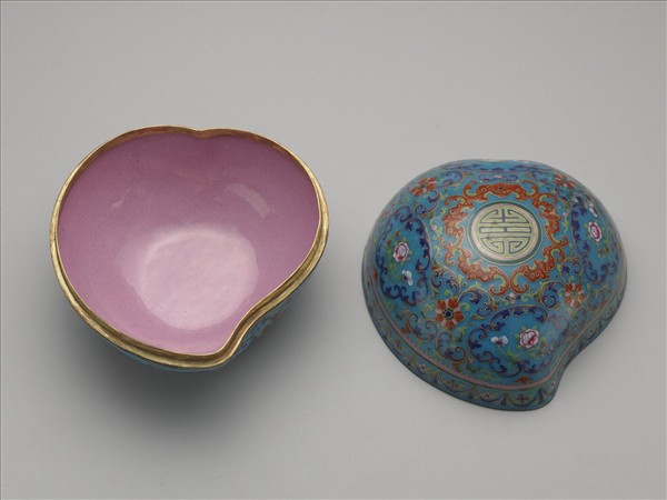 銅胎畫琺瑯桃式五福捧壽盒