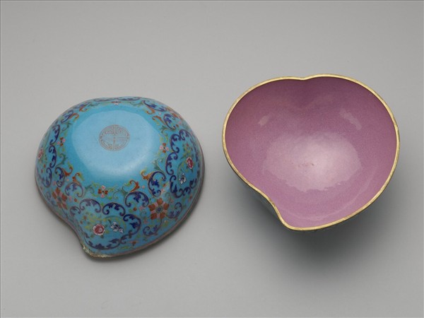 銅胎畫琺瑯桃式五福捧壽盒