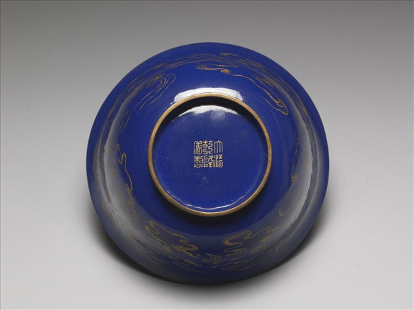 銅胎畫琺瑯藍地雲鶴紋碗