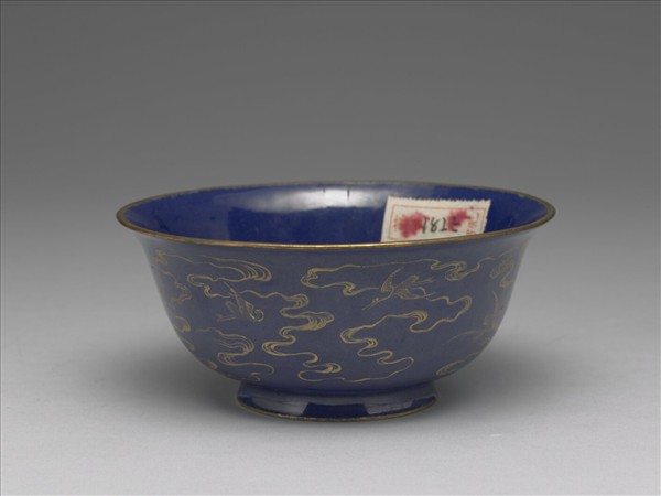 銅胎畫琺瑯藍地雲鶴紋碗