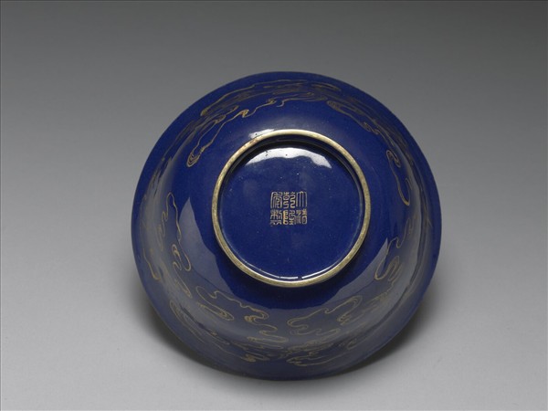 銅胎畫琺瑯藍地雲鶴紋碗