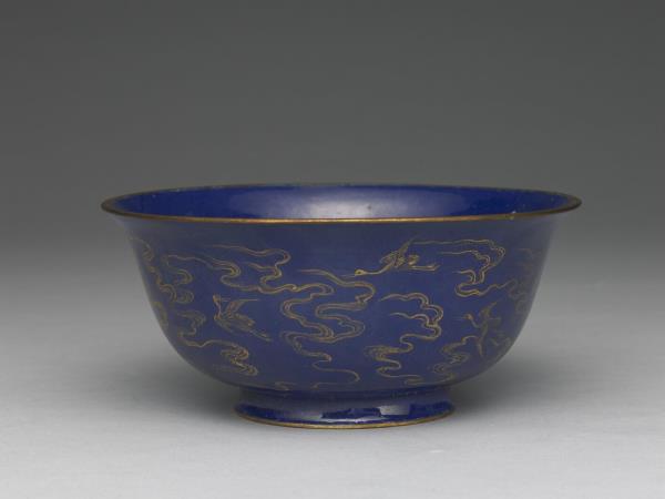 銅胎畫琺瑯藍地雲鶴紋碗
