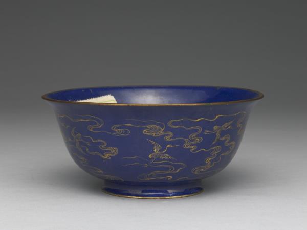 銅胎畫琺瑯藍地雲鶴紋碗