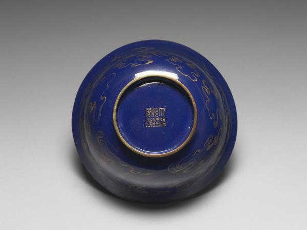 銅胎畫琺瑯藍地雲鶴紋碗