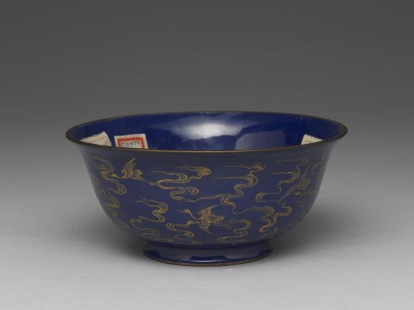 銅胎畫琺瑯藍地雲鶴紋碗
