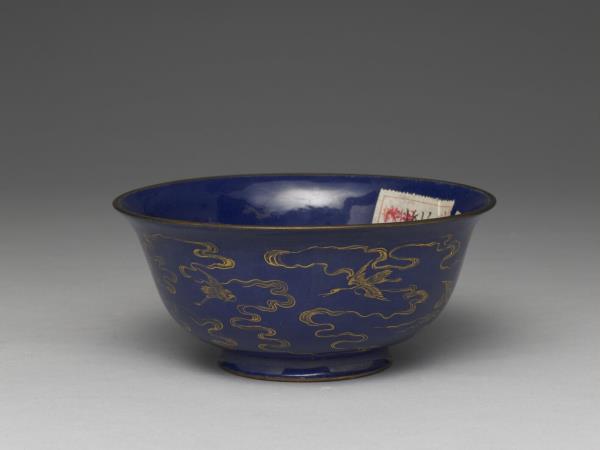 銅胎畫琺瑯藍地雲鶴紋碗