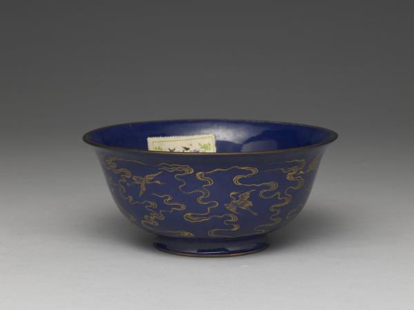 銅胎畫琺瑯藍地雲鶴紋碗