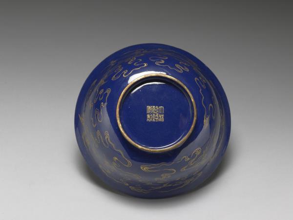 銅胎畫琺瑯藍地雲鶴紋碗