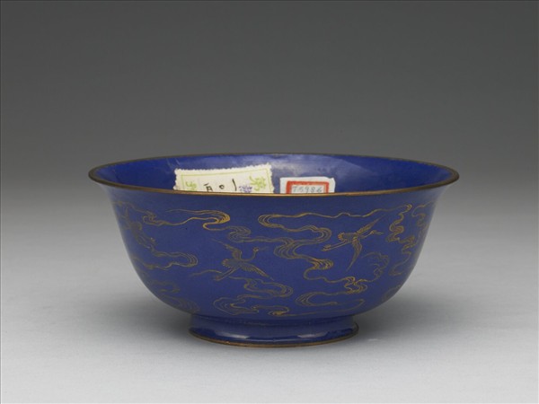 銅胎畫琺瑯藍地雲鶴紋碗