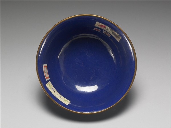 銅胎畫琺瑯藍地雲鶴紋碗