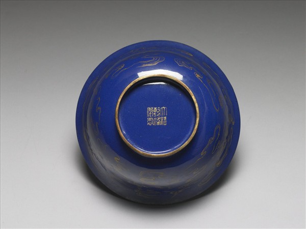 銅胎畫琺瑯藍地雲鶴紋碗