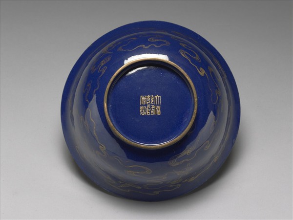 銅胎畫琺瑯藍地雲鶴紋碗